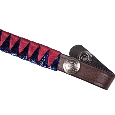 Cabo de katana com cordão azul escuro e vermelho e suporte em couro castanho