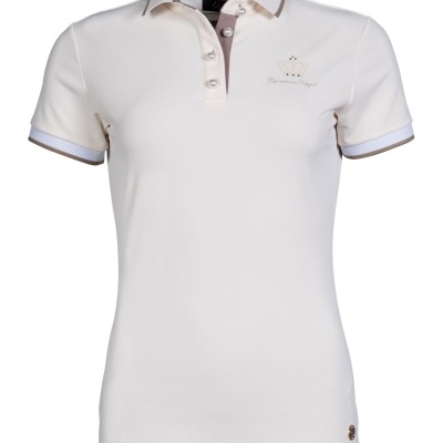 Polo feminino creme manga curta com gola e punhos em tons bege e castanho, bordado no peito.