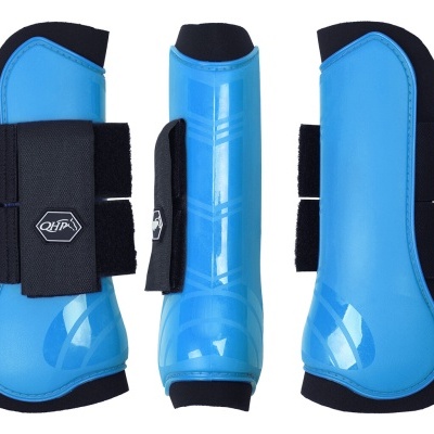 Três protetores azuis para equitação com tiras pretas de velcro