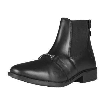 Bota cano curto preta em couro com detalhe metálico