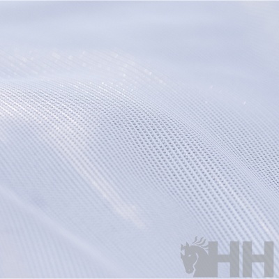 Tecido azul claro com textura de malha fina e padrão de retículos pequenos