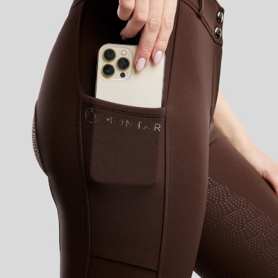 Calças castanhas com bolso lateral e telemóvel branco