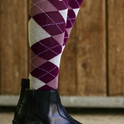 Meias em padrão argyle roxo e botins de couro preto