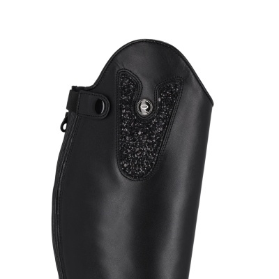 Bota preta em pele com detalhe brilhante e botão com logotipo prateado