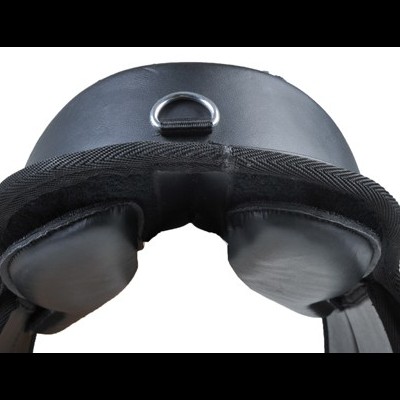 Selim de equitação preto com argola metálica e alforjes acolchoados