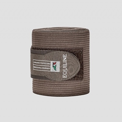 Bandagem castanha para equitação com etiqueta EQUILINE sobre fundo cinza