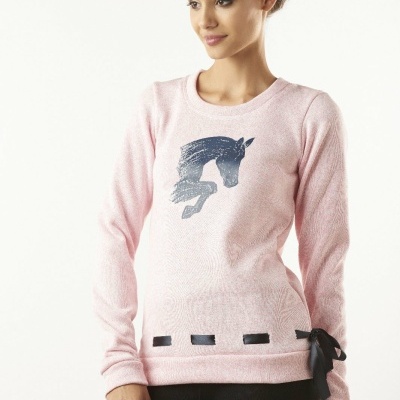Camisola rosa com estampa de cavalo e laço preto na bainha