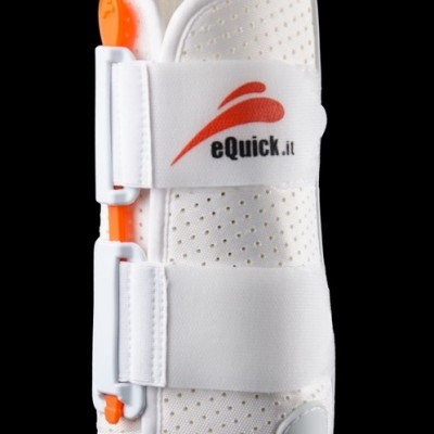 Imobilizador ortopédico branco com correias e detalhes laranja