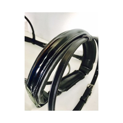 Cabeçada de cavalo em couro preto brilhante com fivela metálica