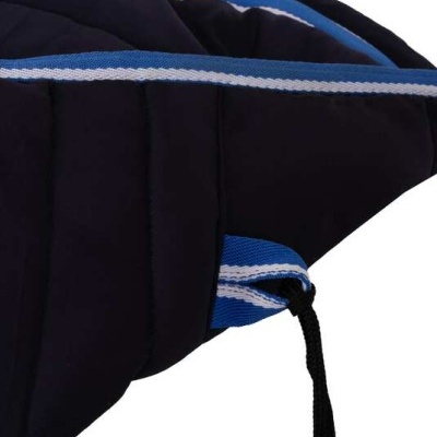 Bolsa pochete preta acolchoada com fecho azul e fita azul com linhas brancas