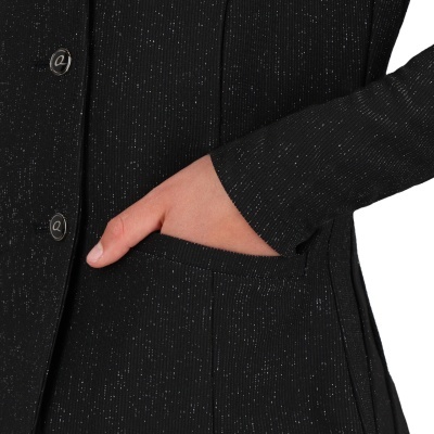 Casaco preto com textura canelada e pontos brilhantes com botão Q e bolso com mão