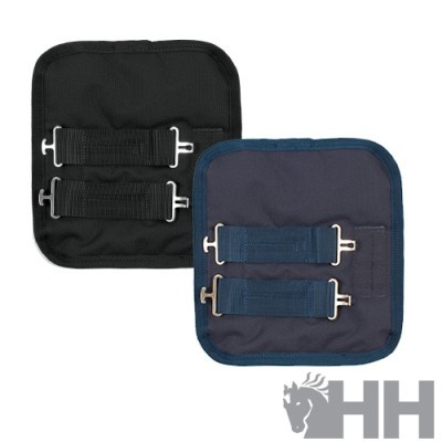 Dois protetores para estribos preto e azul escuro com alças e fivelas metálicas