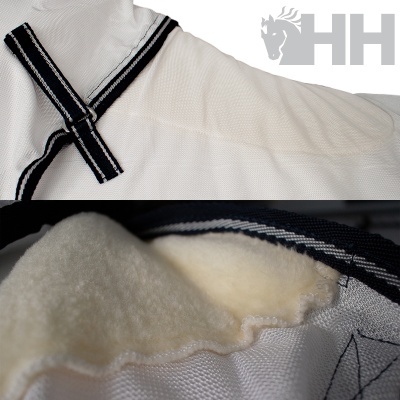 Detalhes de produto têxtil branco com interior em fleece creme e fita preta com costura