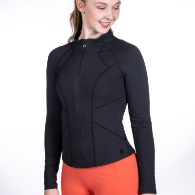 Casaco desportivo preto com calças laranja em fundo branco