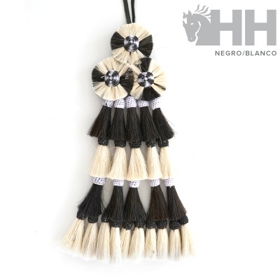 Pendente artesanal preto e branco com franjas de cerdas naturais.