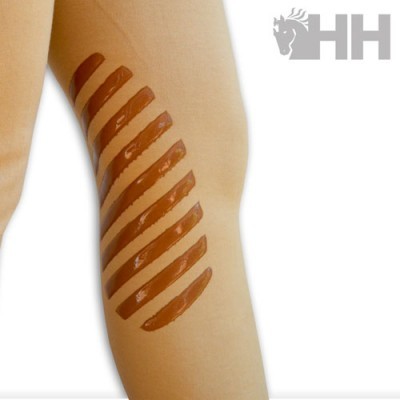 Braço com listras castanho escuras diagonais e logótipo HH cinzento