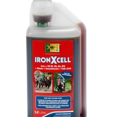 Embalagem plástica com líquido para cavalos, rótulo vermelho e tampa verde