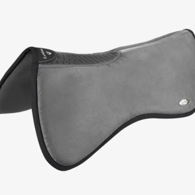 Almofada para sela de cavalo cinzenta com bordas pretas e etiquetas LeMieux