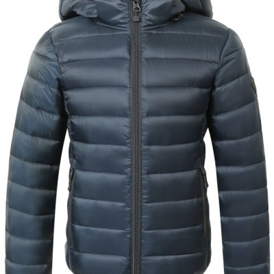 Casaco acolchoado azul escuro com capuz e fecho