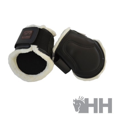 Par de botas de equitação pretas forradas com pelúcia branca e fecho de velcro.