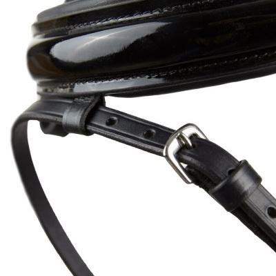 Peça de arreio preta em couro com fivela ajustável e detalhes metálicos