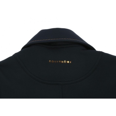 Parte superior traseira de peça de roupa preta com texto dourado EQUITHEME