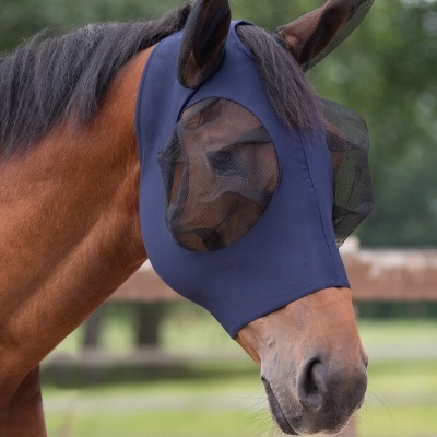 Máscara para cavalo azul escuro com tela nos olhos em ambiente rural