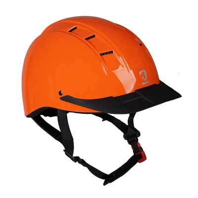Capacete de proteção laranja com viseira preta e correia preta com fivela vermelha