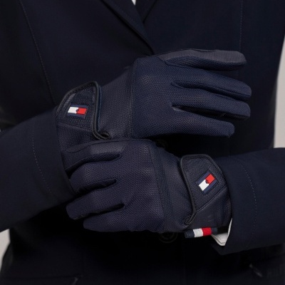 luvas azuis escuras com logótipo Tommy Hilfiger e casaco azul escuro