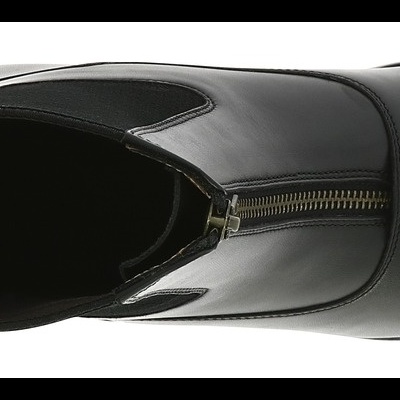 Sapato preto de couro com fecho de correr visto de cima