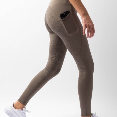 Leggings castanhas com bolso lateral e padrão floral em relevo