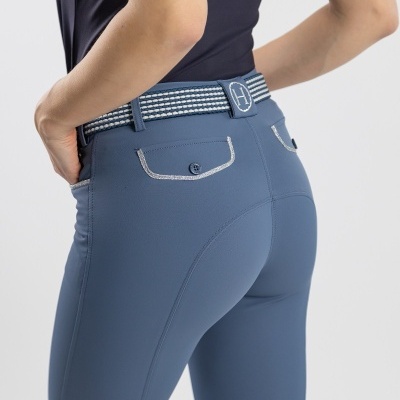 Calças de tecido técnico azul com cinto azul e branco, vista traseira