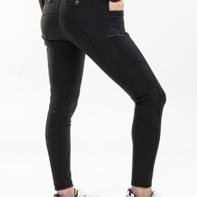 Calças de equitação pretas com proteção antiderrapante e bolsos, usadas com ténis brancos