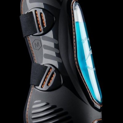 Protetor sintético preto com detalhes cinzentos, janelas transparentes azuis e tiras de velcro