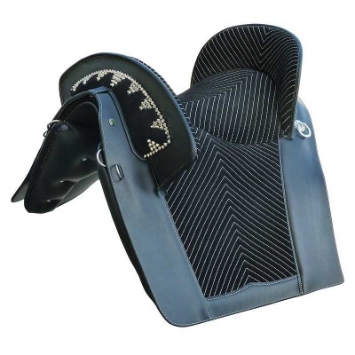 Sela de equitação preta com padrão riscado branco e couro.