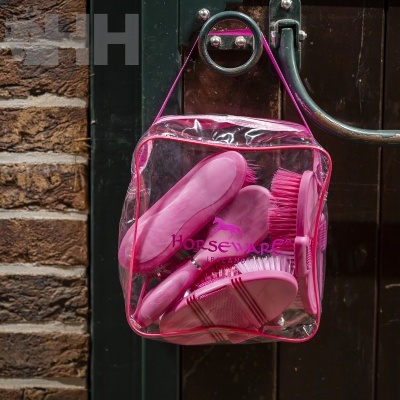 Conjunto de escovas cor-de-rosa para cavalos num saco de plástico transparente