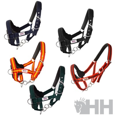 Conjunto de cinco cabrestos para cavalo em várias cores com ferragens metálicas e logo HH