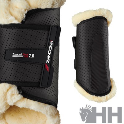 Proteções para equitação pretas com interior em pele sintética creme e fecho com texto 'Turnout Boot AIR 2.0' e 'HORZE'.