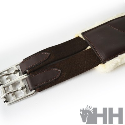 Cilha de montaria castanha com pele e fivelas metálicas