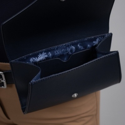 Carteira azul escura em pele sintética aberta com interior floral azul