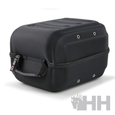 Mala preta robusta com alça e fecho, sobre fundo branco