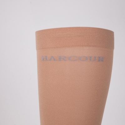 Meia elástica cor pele com escrita HARCOUR azul