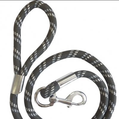 trela para animal preta com padrões brancos e fecho metálico prateado