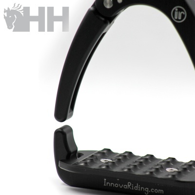 Estribo de equitação preto com superfície texturizada e texto InnovaRiding.com