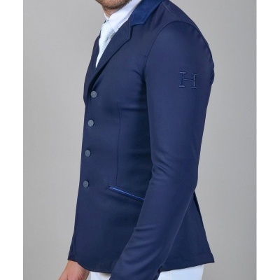 Homem com blazer azul escuro de manga comprida e bordado em 'H' na manga