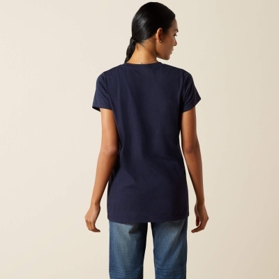 Camiseta azul escuro de costas, usada por mulher com jeans azul claro