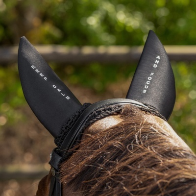 Tapa-orelhas pretos para cavalo com texto branco KEEP CALM e AND FOCUS
