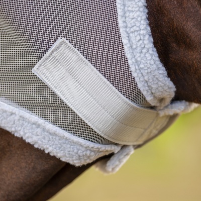 Rede de protecção branca com fecho de velcro e rebordo felpudo aplicada num animal castanho