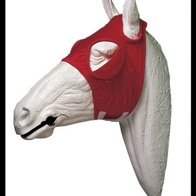 Máscara vermelha para cavalo em manequim branco