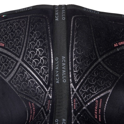 Produto têxtil preto com padrões cinza e texto ACAVALLO e Made For Horses